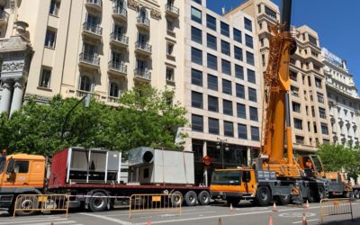 Germania instala una espectacular grúa de 5 ejes en el centro de Valencia para realizar trabajos de climatización